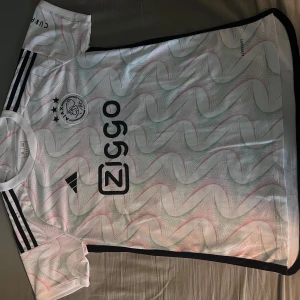 AFC Ajax jersey med Tadić - Stilren fotbollströja med Tadić där bak. Storlek S. Vid funderingar är det bara att höra av sig. 