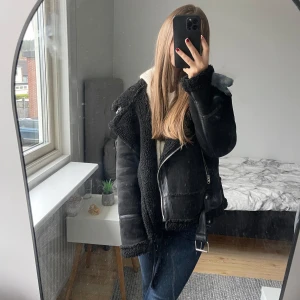 Svart jacka från Zara - Säljer nu denna jätte mysiga jackan från zara som inte längre går att få tag på. Den är i storlek S och är lite mindre i storleken enligt mig. Jättefin vara och har endast använts fåtal gånger💕