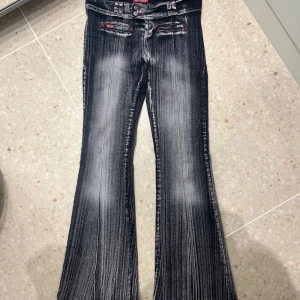 Skit snygga jeans! - Säljer dessa skit snygga jeans, i jätte bra skick. Helt oanvända och perfekta nu till hösten! Väldigt stretchiga. Kom privat för måtten💕