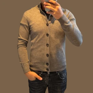suitsupply Cardigan  - Säljer denna riktigt fina suitsupply merinoull cardiganen som kommer hålla dig varm hela vintern med 100% Merin ull i sig. Vid frågor och funderingar skriv gärna  Skick 9/10 Inga defekter 