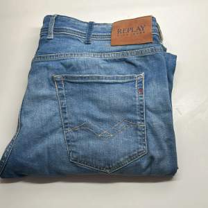 Säljer ett par Replay Grover Slim Straight Fit jeans för 200 kr.  Storlek:40/34 Gjorda i mjukt, högkvalitativt denimtyg i nyskick bara använda 2-3 gånger.  Bara och skriva om ni har frågor