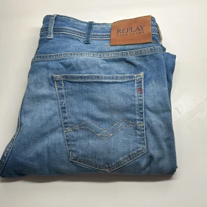 Replay grover slim straight fit - Säljer ett par Replay Grover Slim Straight Fit jeans för 200 kr.  Storlek:40/34 Gjorda i mjukt, högkvalitativt denimtyg i nyskick bara använda 2-3 gånger.  Bara och skriva om ni har frågor