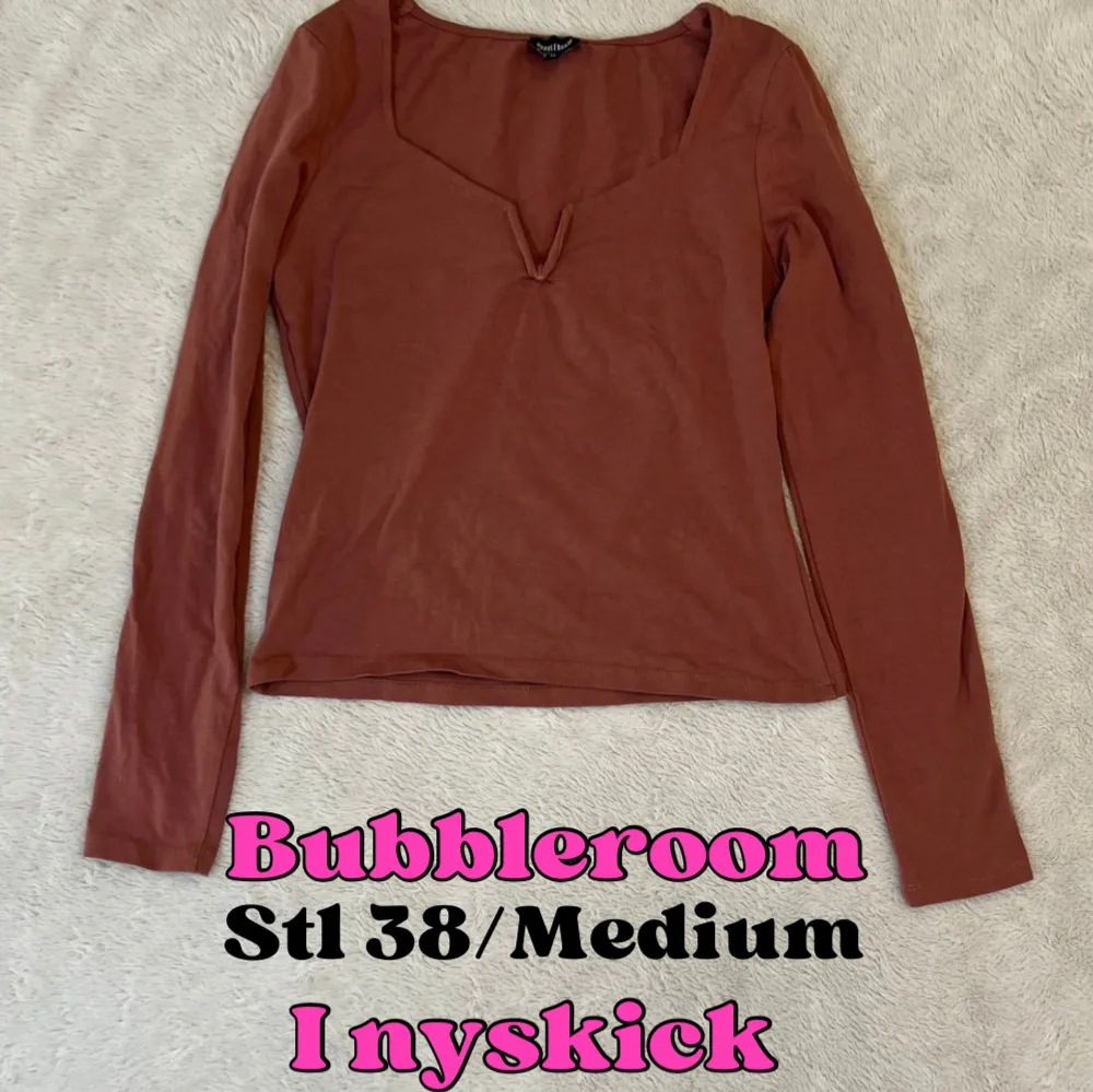 Jättefin gammelrosa tröja från Bubbleroom med lite urringning. Storlek 38/medium. Nyskick. 💕 Skriv jättegärna ett omdöme efteråt. Passa även på att köpa flera plagg samtidigt via Plicks bundle i min profil och betala bara för 1 fraktkostnad. 🤩. Tröjor & Koftor.