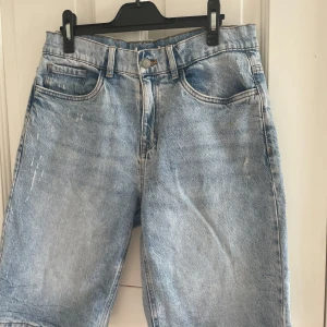 Fina jorts - Jätte fina vintage jorts med detaljer på baksidan. Har en liten fläck men den syns knappt (har inte testat att få bort den)💕Vet inte var dem är ifrån eller storlek.