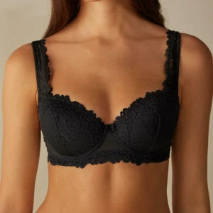 Svart intimissimi Bh - Storlek 70 C  Använd 1 gång  Säljer pga för lite användning❣️