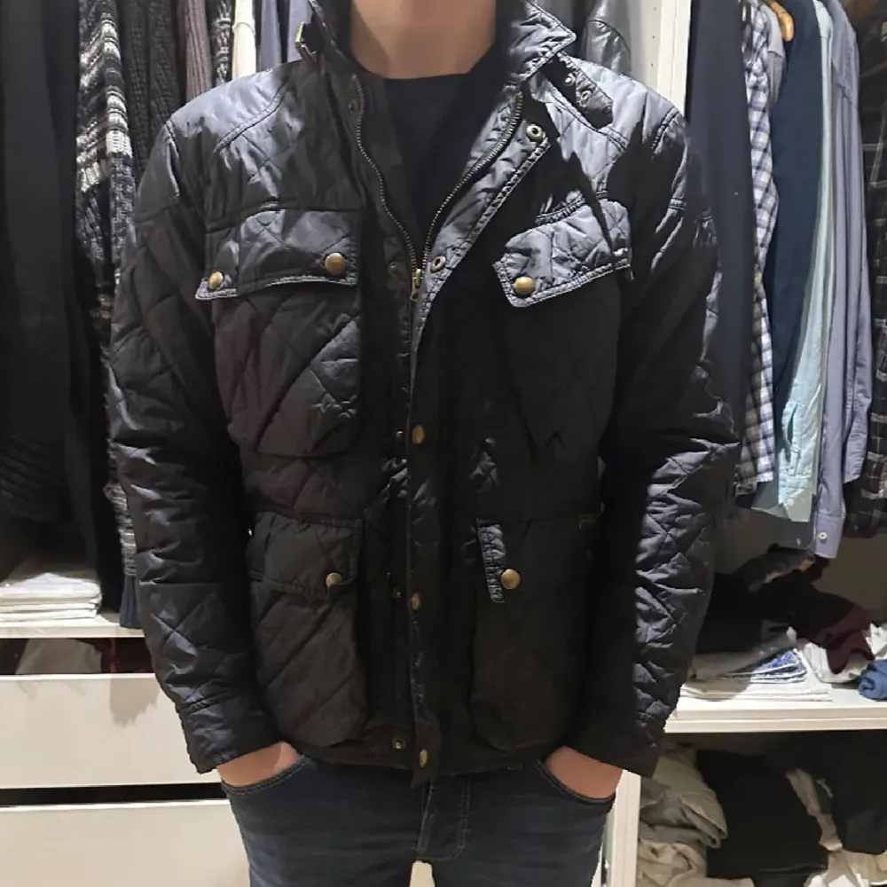 (Återanvänder tidigare säljares bild)  Säljer en Ralph Lauren field jacket som är perfekt till hösten pga att den inte passar min stil och därmed inte kommer till användning.  Köpt på plick . Jackor.