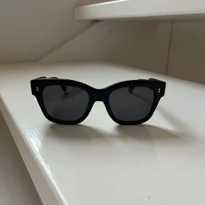 Svarta solglasögon från CHIMI - Säljer ett par stilrena svarta solglasögon från CHIMI. De har en klassisk fyrkantig form och är i perfekt skick. Perfekta för både vardag och fest! Kommer i originalförpackning.