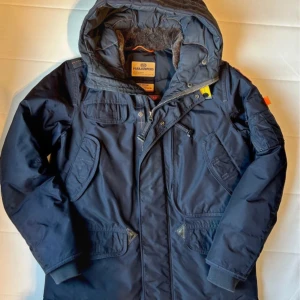 Para jumper field jacka - Tvär det jacka inför vintern. Sjukt bra skick knappt använd , varm och skön 