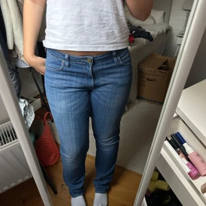 Blå lee jeans - Säljer ett par snygga blå jeans i bra skick. Från lee! Storlek W30 L33. Straight jeans
