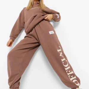 Mjukis dress  - Mjukis dress Kommer ifrån boohoo  I setet ingår byxor + hoodie med luva. Färg: ”choklad brun”   Skicka meddelande för fler bilder alternativt om du undrar något.