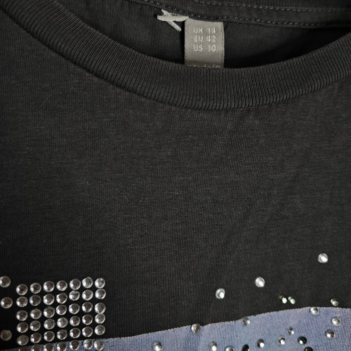 Grå t-shirt med stadsbild och strassdetaljer - 91