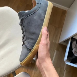 Loro piana free time Walk  - Säljer dom här still rena sällsynta loro piana free time walk🤩 i en snygg still ren blå färg 🎨  Ny pris är runt 12 tusen mitt pris är 2599💸 Skick är 9/10 🏆kan så klart gå ner 👍🏿kommer med dust vag äkthet kan garanteras   Mvh Frank 