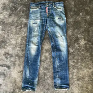 Säljer ett par dsquared2 jeans i storlek 48 IT (italiensk storlek) i nyskick. Jeansen är köpta på miinto och kvitto kan visas vid önskan🙌🏼