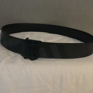 Bälte - Burrbery bälte i nytt skick använt får tal gånger.