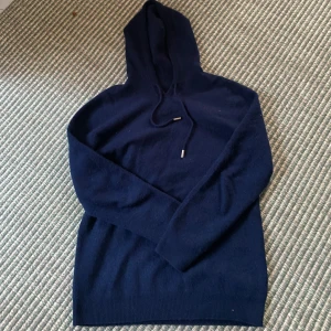 Merinoull hoodie - Tvär snygg och trendig merinoullshoodie från Garde Grisch. Knappt använd, därför mycket bra skick. Otroligt skönt material och bra passform Skriv vid minsta fundering, Även öppen att byta mot annat! pris kan diskuteras! Storlek s passar även M
