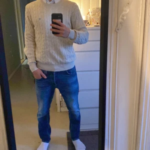 Morris ulltröja - Tja säljer nu en tvär snygg morris tröja eftersom jag haft den i 6 månader och helt enkelt växt ur den, skick 10/10 inga fläckar perfekt nu för vintern 