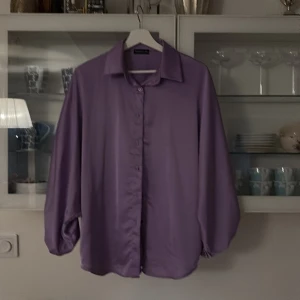 Skjorta one size,  - Volym i armarna Fin ljus lila skjorta Passar 36-42 i str
