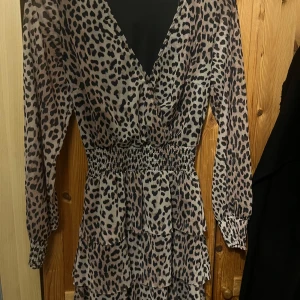 Snygg leopardmönstrad klänning från Gina Tricot - Snygg oanvänd klänning från Gina Tricot  Nypris: 500 kr säljer för 250