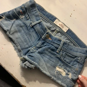 Hollister shorts  - Säljer mina Hollister shorts pg av att dom är för stora. Dom är lågmidjade och w26💕 rosa detaljer och vitt tryck på fickorna💕