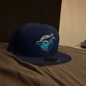 Blå keps - En 59 fifty fitted keps, knappast använd i ny skick. 