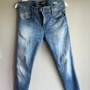 Replay anbass - Säljer dessa tvär feta replay anbass jeans. Skit snygg tvätt, skick 9/10. Nypris cirka 1500kr mitt pris 800kr. Priset kan absolut diskuteras! Även öppen för att byta mot annat! Skriv vid minsta fundering. Storleken motsvarar ungefär, 29:30 eller 29:31