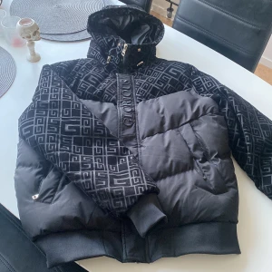 glorious gangsta jacka - Använd 2ggr så i princip ny. nypris ca 1500. perfekt skick, inga hål/defekter! priset är diskuterbart!