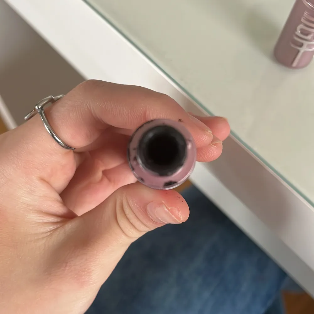 Säljer en Maybelline Lash Sensational Mascara i en snygg rosa metallic förpackning. Den har en böjd borste som ger volym och separerar fransarna perfekt. Använd ett par gånger men fortfarande i bra skick.. Beauty.