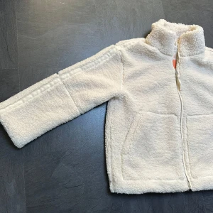 Teddyjacka - Superfin och mysig Teddy/pilejacka från Newyorker som är väldigt lik den från H&M. Säljer även i stl 36. Finns också en annan teddyjacka i min profil🥰 prislapp kvar