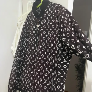 Lv jacka  - Använd 5 gånger  Priset går o diskutera 