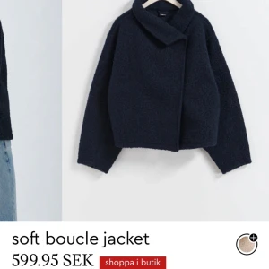 Mörkblå bouclejacka - Säljer en supermjuk och stilren mörkblå bouclejacka. Perfekt för höst och vinter med sin varma och gosiga känsla. Jackan har en modern design med långa ärmar och en elegant krage. Passar både till vardags och festliga tillfällen. Ett måste i garderoben för den som älskar stil och komfort!