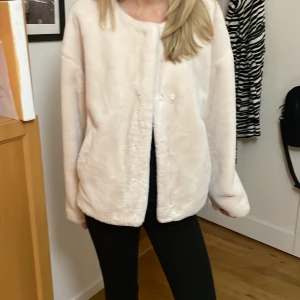 fluffig jacka  - hjälper en släckting sälja lite oanvända kläder. ny med prislapp. köpt för 29.95 €