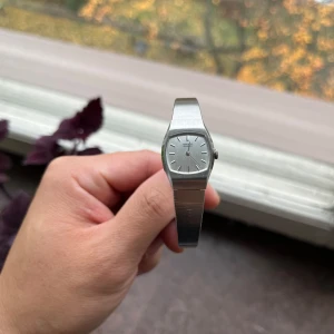 Seiko- damklocka - Säljer en fin Seiko 1400-6010R damur Quartz klockan i fint skick som fungerar felfritt.  Med Klockan tillkommer ett snyggt meshband och ny installerat batteri.  Mått: Längd ca 16,5cm Bredd: 19,3mm inklusive krona 