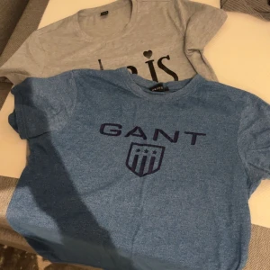 Gant tröja och en basic t shirt på köpet  - Säljer en Gant t shört och en vanlig grå med tryck på köpet. Är för stor för mig nu.