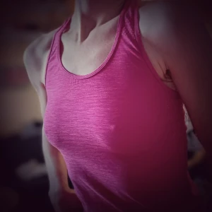 Rosa tränings linne - Säljer en snygg rosa tränings linne. Endast använd en gång för att prova. Det är i ett mjukt och stretchigt material. Perfekt för träning eller en varm sommardag. Toppen har en tight passform som framhäver figuren. Ett måste i garderoben för den som älskar bekväma och stilrena plagg!