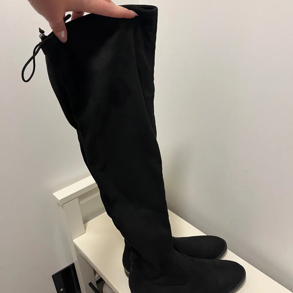 Snygga boots i bra kvalitet. Använda fåtal gånger. Ordinarie pris 699kr. Anti slide sula. Fin dekorativ detalj på klacken.. Skor.