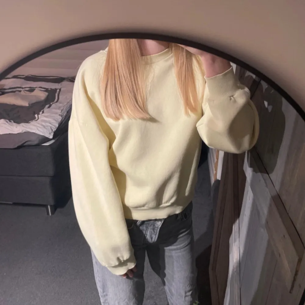 Gul sweatshirt från Gina Tricot i strl S som är perfekt i armarna och i längden, bra skick och inga noppror🧚🏼✨. Hoodies.