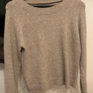 Skön stickad tröja  - Mycket fin tröja ända tag att den är lite nopprig men inget som syns så mycket. 