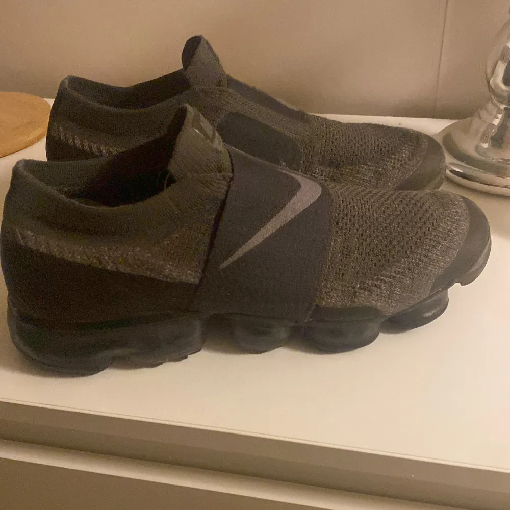 Säljer ett par svarta Nike Vapormax i bra skick. De har en stilren design med elastisk överdel och den ikoniska Vapormax-sulan för extra komfort. Perfekta för både träning och vardagsbruk. Passar dig som gillar en modern och sportig look. Kom privat för fler bilder. Ganska små i storlek så passar även dem som har storlek 41.. Skor.