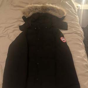 Säljer en svart Canada Goose dunjacka i mycket bra skick. Den har en stor, fluffig pälsfodrad huva och är perfekt för kalla vinterdagar. Jackan är använd 2-3 gånger men inte min stil längre.