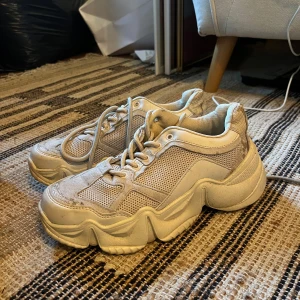 Sneakers beigea nästan oanvända - Storlek 38