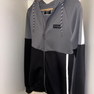 Mckenzie zip hoodie. - Jätte bra. 