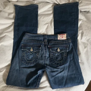 True Religon Jeans🩷 - supersöta flare jeans med låg midja från true religion. liten skada längst ner på jeansen som syns på bilden och små skav på fickorna. i storlek 29 rakt över 38cm o 81cm innerben