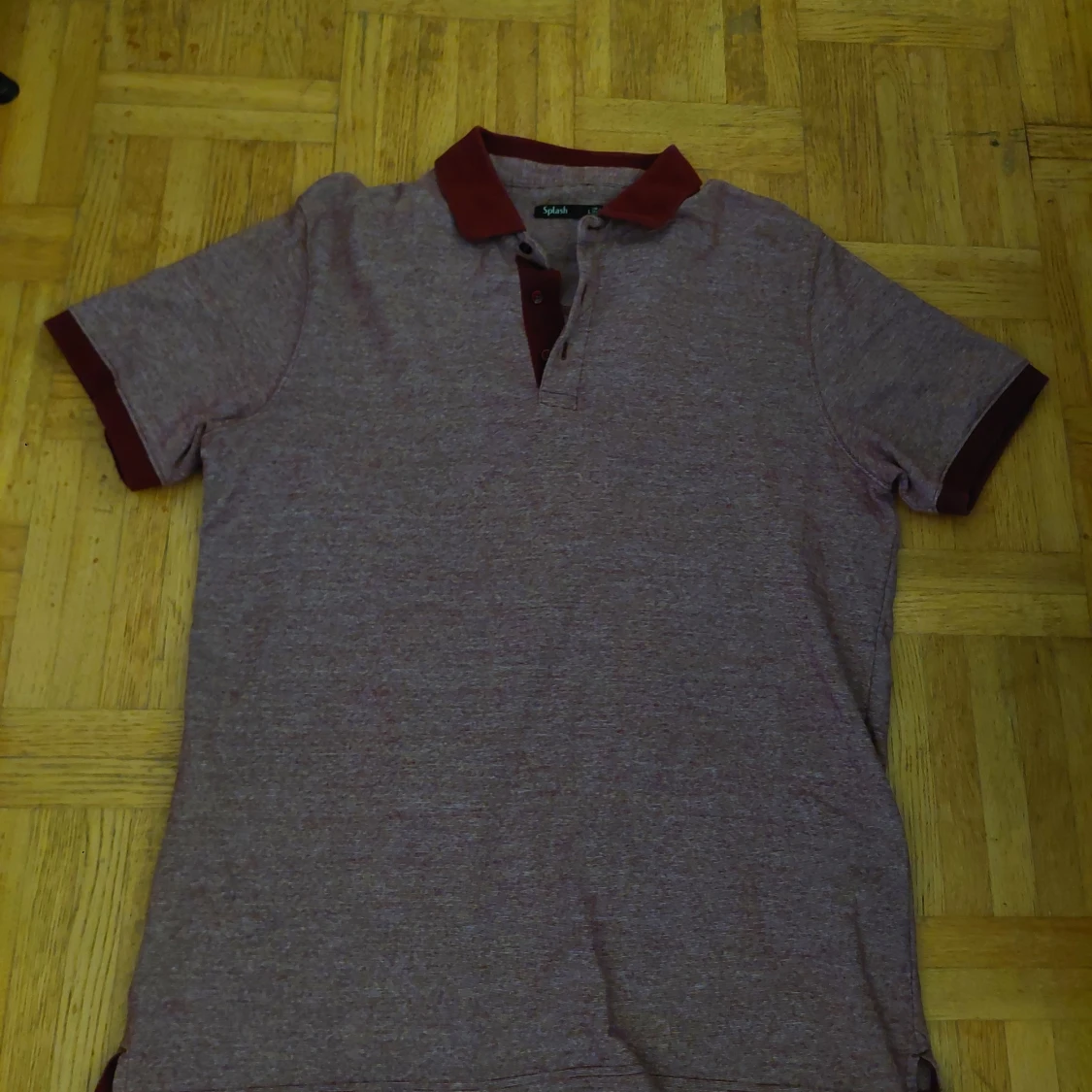 Röd och grå pikétröja från Splash