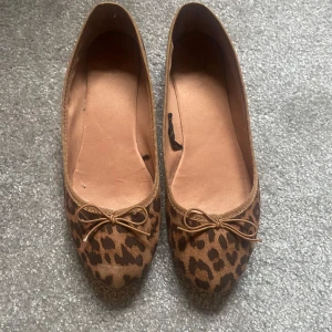 Leopard ballerina skor - Köpt secondhand använda 2 gånger o har en liten fläck som man ser i sista bilden