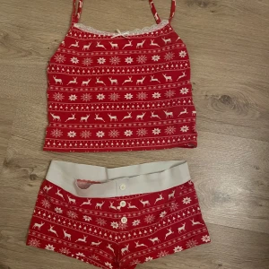 Julpyjamas  - Säljer detta set från ginatricot. Linnet är i stl 146/152 Shortsen är i stl 134/140 Fint skick🙏🏼