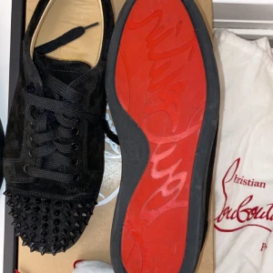 Louboutin svarta sneakers  - Jätte fräscht skick alla spikar sitter kvar dustbags kartong kvitton finns!