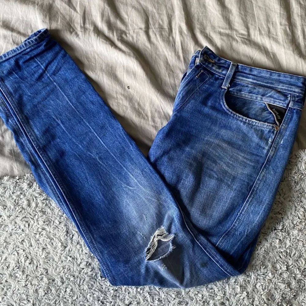 Säljer dessa byxor för att de inte kommer till användning längre, de är i storlek 32 och i gott skick! . Jeans & Byxor.