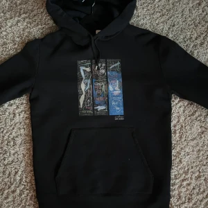 Saint Laurent hoodie - Sällsynt hoodie från Saint Laurents kollektion med New York konstnären Jean-Michel Basquiat🇺🇸