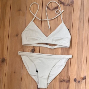 Vit bikini - Ribbad helt oanvänd bikini från weekday Underdel S Överdel M Nypris 320kr 🌸🌸🌸