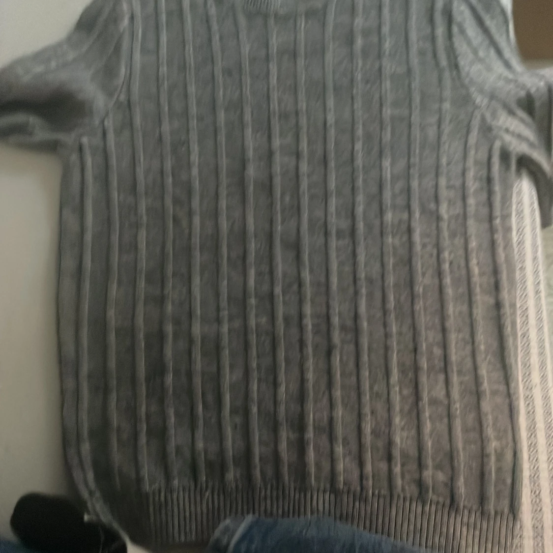 Grå ribbad tröja från Qustyle